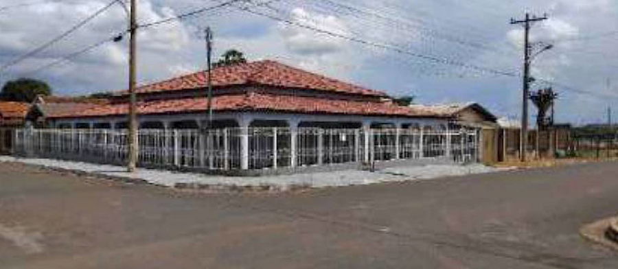 Casa padrão com 3 quartos, 1 banheiro, 1 vaga, área construída 304m²