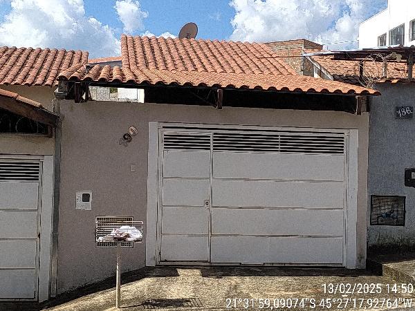 Casa com 2 quartos, sala, cozinha, área de serviço e 1 vaga