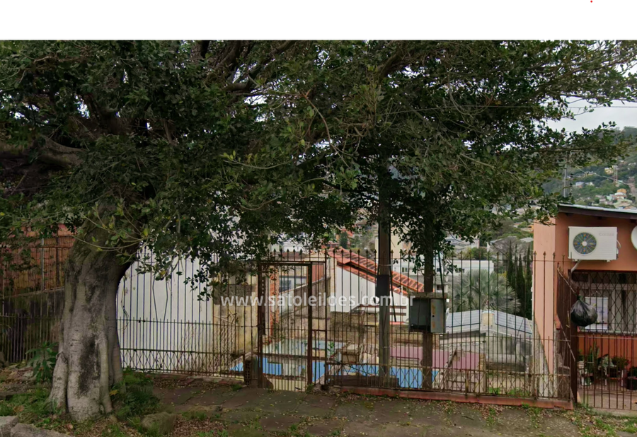 Terreno de 250m² com chalé de madeira