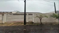 Casa ocupada com 198 m² e terreno de 336 m²