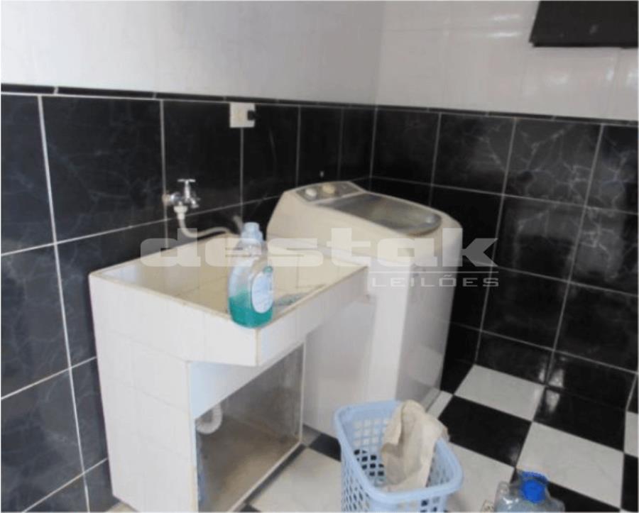 Casa com 2 quartos, 1 suíte, área de lazer e garagem