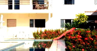 Casa com 3 suítes, 2 quartos, piscina e pousada independente