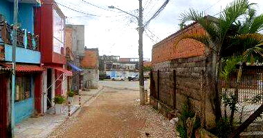 Terreno com 300m² e benfeitorias comerciais, desocupado