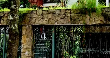 Sobrado com 4 Quartos e 2 Suítes em Leilão