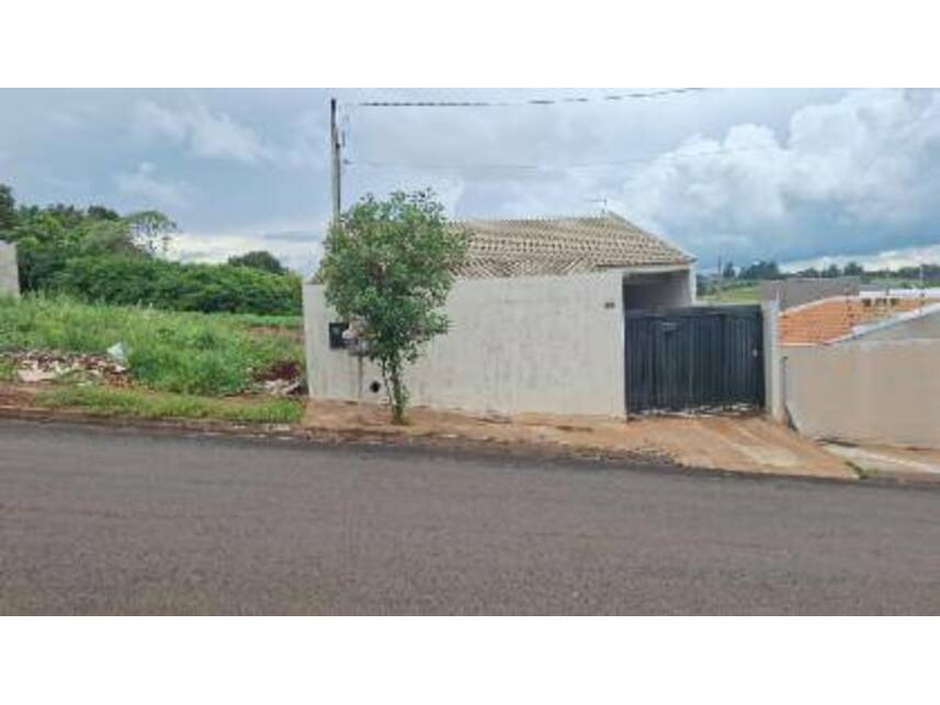 Casa Ocupada com 77m² Construída em Arapongas/PR