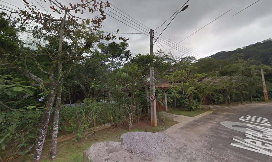 Terreno com casa de madeira em Ubatuba, 618,70 m², próximo à praia