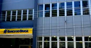 Prédio Comercial com 2 pavimentos e estacionamento, locado