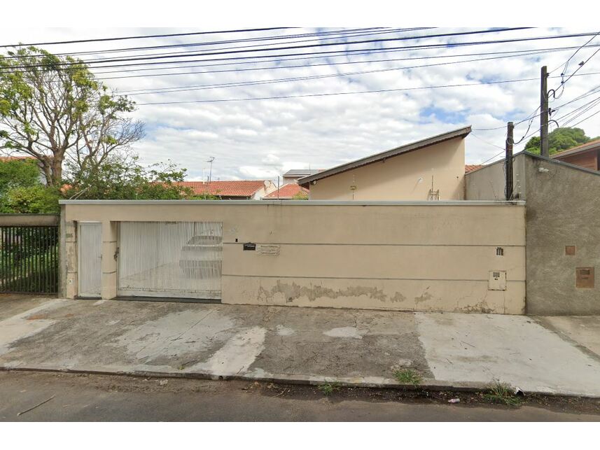 Casa com 300m² de terreno, ocupada, em leilão