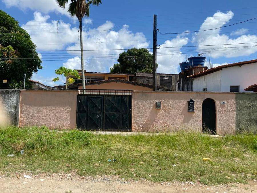 Casa padrão com 2 quartos, 1 banheiro, 1 sala, 1 cozinha e varanda, ocupada