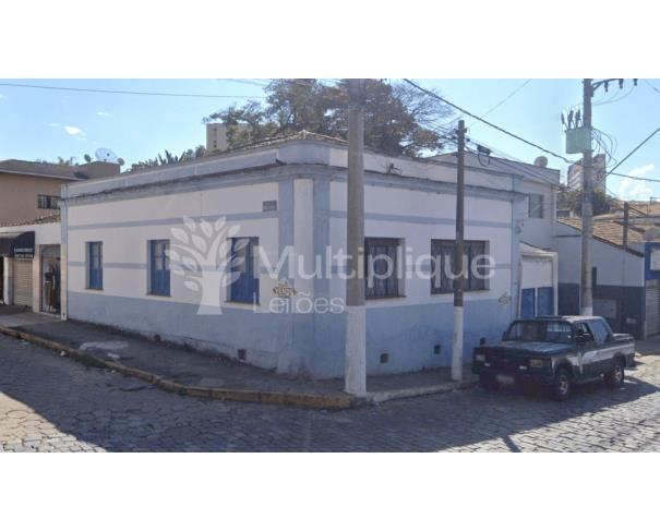Casa residencial com área total de 408,77m², desocupada