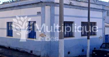 Casa residencial com área total de 408,77m², desocupada
