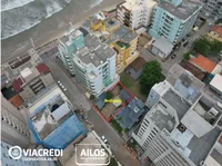 Terreno com 2 edificações a 80m da praia de Gravata