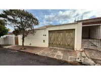 Casa ocupada com 132m² construídos em terreno de 220m²