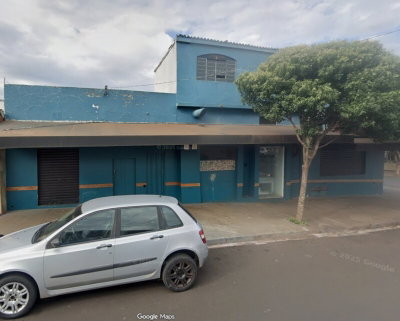Salão comercial com 62,87 m² e porta de esteira