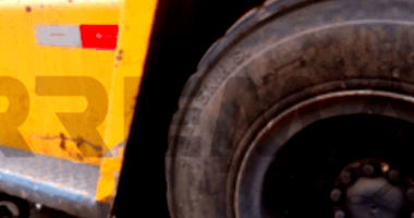 Empilhadeira Clark Amarela - Capacidade 3 Toneladas