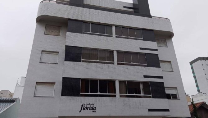 Apartamento com 3 quartos, 2 banheiros e 1 vaga de garagem