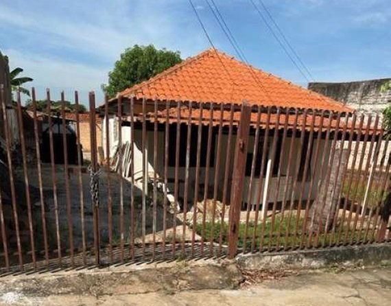 Casa com 3 quartos, 1 banheiro, 192m² construída, desocupada
