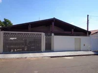 Casa com 1 vaga de garagem, 250m² de terreno e 187m² construída