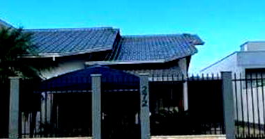 Casa padrão com 3 quartos, 2 banheiros, 2 salas e varanda, ocupada