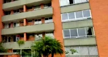 Apartamento com 3 vagas de garagem em leilão