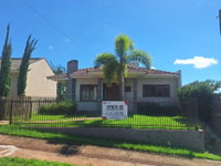 Casa desocupada com 1 vaga e 185 m² construídos
