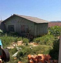 Terreno urbano 250m² com casa de madeira em estado ruim