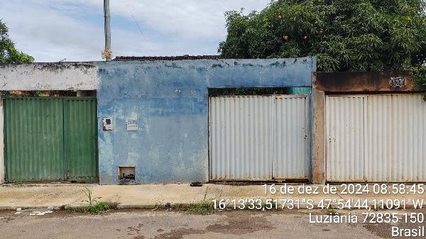 Casa com 2 quartos, varanda, área construída 62,78m², desocupada