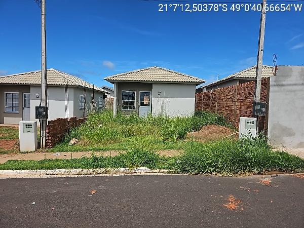 Casa com 2 quartos, banheiro, sala, cozinha e área de serviço, 43,85m²