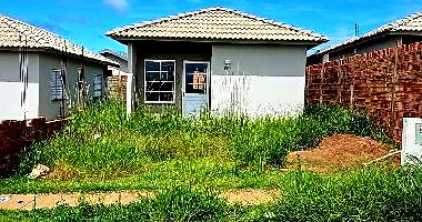 Casa com 2 quartos, banheiro, sala, cozinha e área de serviço, 43,85m²