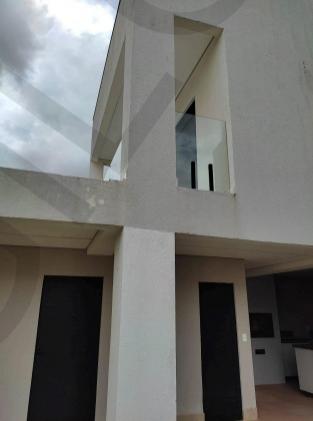 Casa moderna estilo sobrado com 4 suítes e 450m² construídos