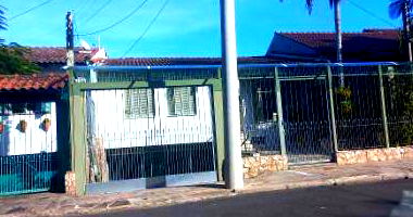 Casa com 3 quartos, 2 banheiros e 2 vagas, área construída 206m²