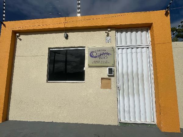 Casa com 2 quartos, 3 banheiros, varanda e 2 vagas de garagem