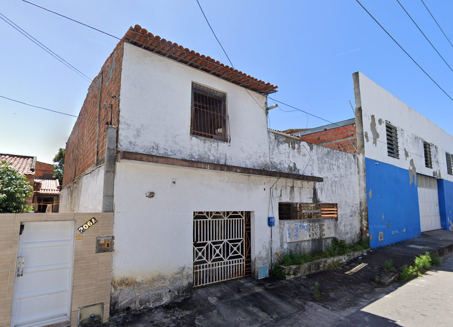 Casa com 3 quartos, 2 banheiros e 236,91 m² construída, desocupada