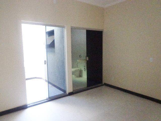 Casa com 3 quartos, 2 banheiros, 2 vagas, 211m² construída, ocupada