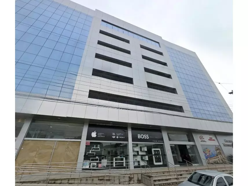 Sala Comercial em Leilão com 179m² Útil