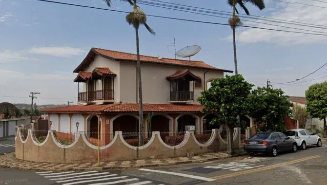 Casa com 4 Quartos e Piscina em Mogi Mirim