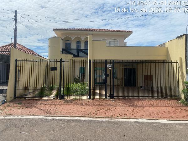 Casa com 3 quartos, 3 banheiros, 4 salas e área de serviço, 183.7m² construída