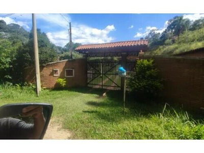 Casa com amplo terreno em condomínio