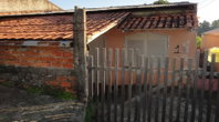Casa em terreno de 360m² com 60m² construída em estado ruim