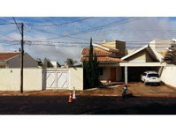 Casa com 3 dormitórios, 2 banheiros e garagem para 2 veículos