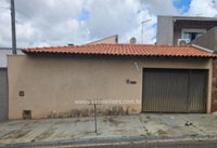 Casa com 2 quartos e 1 banheiro, área construída de 61.87m², desocupada