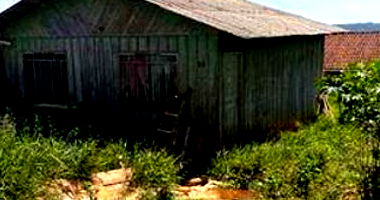 Terreno urbano de 250m² com casa de madeira