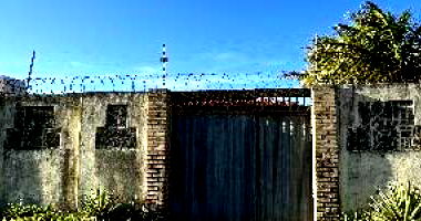 Casa 140m² com 2 quartos, 2 banheiros e varanda, desocupada