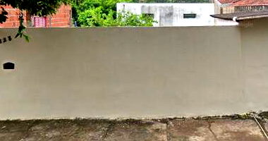 Prédio residencial de madeira com 2 cômodos e terreno de 270,55m²