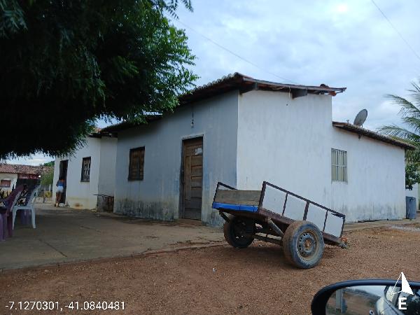 Casa com 2 quartos, 70m², terreno de 225m²