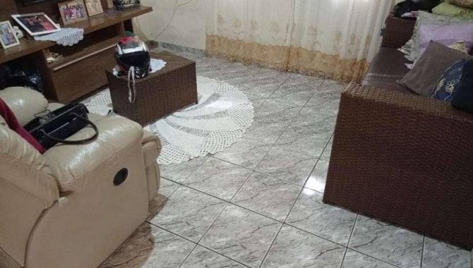 Casa com 3 quartos, 2 banheiros e 1 vaga de garagem