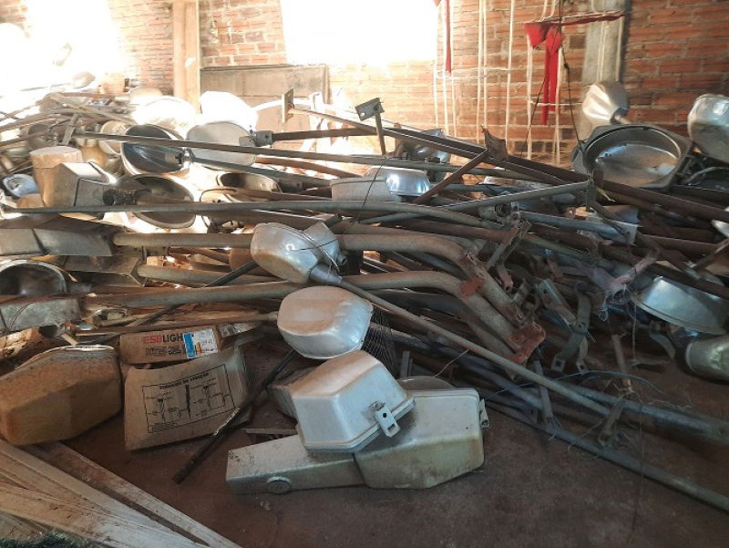 Lote de Bens Diversos com 40 Unidades de Luminárias