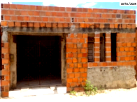 Casa com 2 quartos, 1 banheiro, garagem e quintal, sem pintura