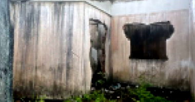 Casa residencial com estado conservacao alterado, sem esquadrias e porta