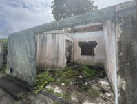 Casa residencial com estado conservacao alterado, sem esquadrias e porta